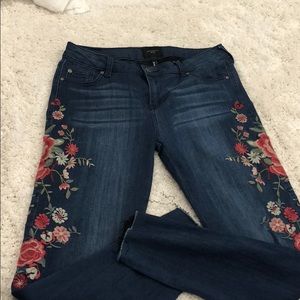 Mid rise embroidered jeans